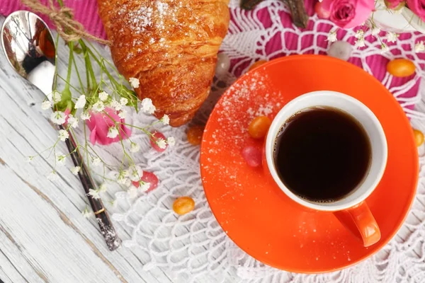 Tasse Kaffee und Croissant mit dem kleinen Eiffelturm — Stockfoto