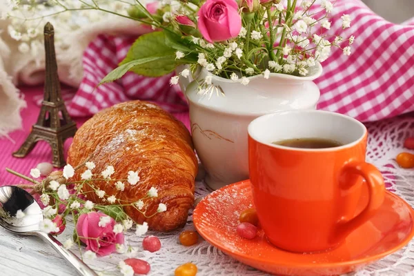 Tasse Kaffee und Croissant mit dem kleinen Eiffelturm — Stockfoto