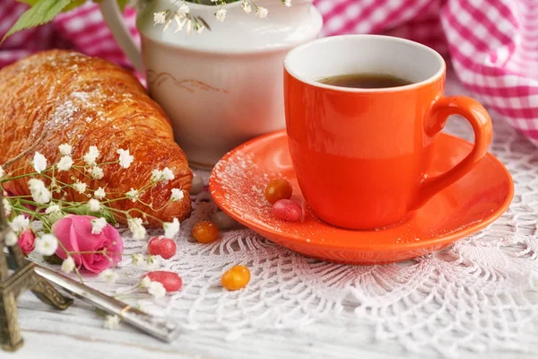 Xícara de café e croissant com a pequena Torre Eiffel — Fotografia de Stock