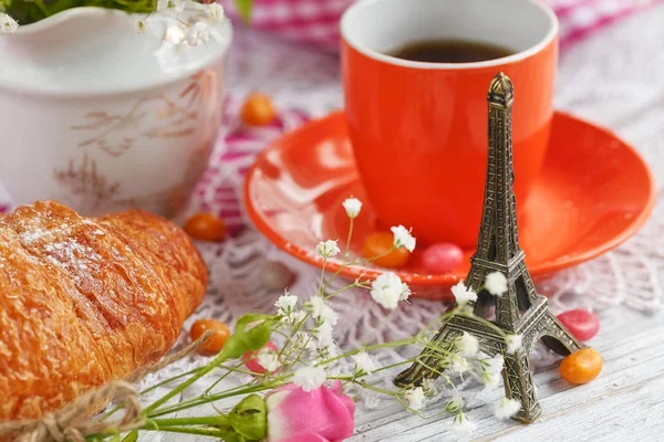 Tasse Kaffee und Croissant mit dem kleinen Eiffelturm — Stockfoto