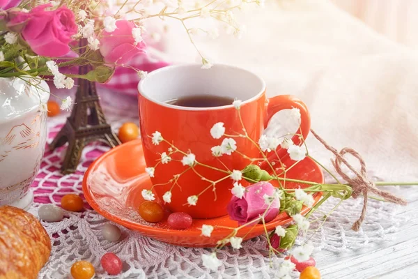 一杯のコーヒーと小さなエッフェル塔のクロワッサン — ストック写真