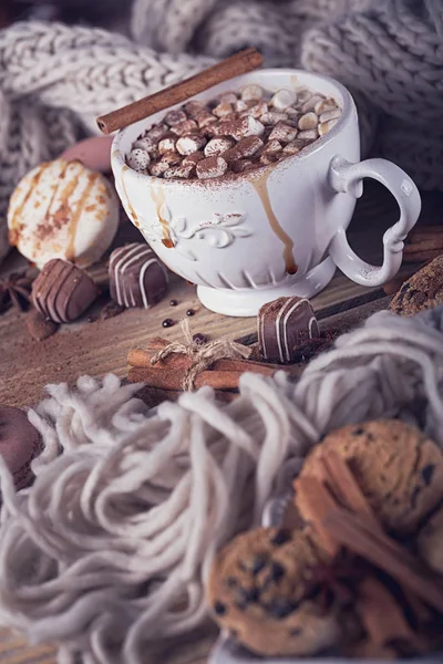 Kerstmis of Nieuwjaar samenstelling met warme chocolade of cacao een — Stockfoto