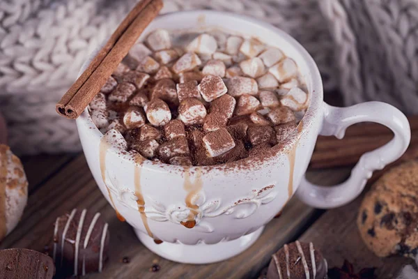 Christmas or New Year composition with hot chocolate or cocoa an — Stock Photo, Image