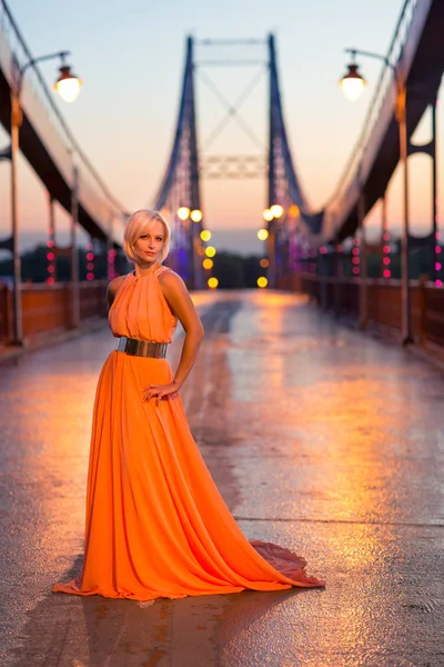 Köprüde poz güzel sarışın kadın