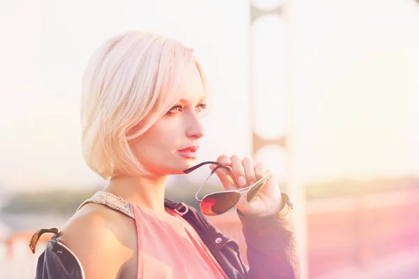 Beautiful blond woman posing on the bridge — Stock Photo, Image