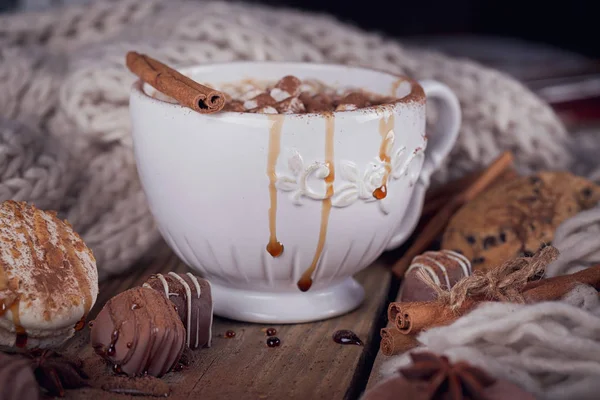 Рождественская или новогодняя композиция с горячим шоколадом или какао — стоковое фото
