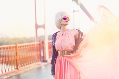 Köprüde poz güzel sarışın kadın