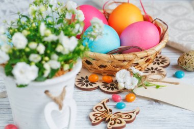 Paskalya yumurtası ve çiçekleri