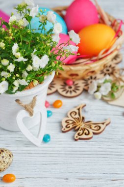 Paskalya yumurtası ve çiçekleri