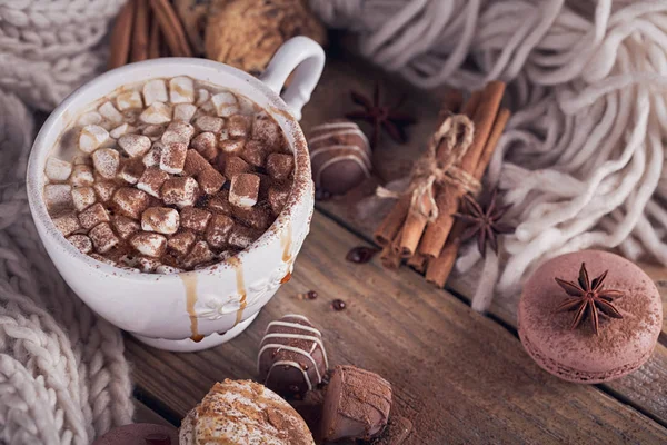 Weihnachts- oder Neujahrskomposition mit heißer Schokolade oder Kakao und — Stockfoto