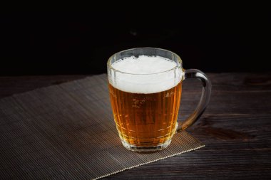 Bira ve koyu ahşap masa üzerinde kurutulmuş balık.