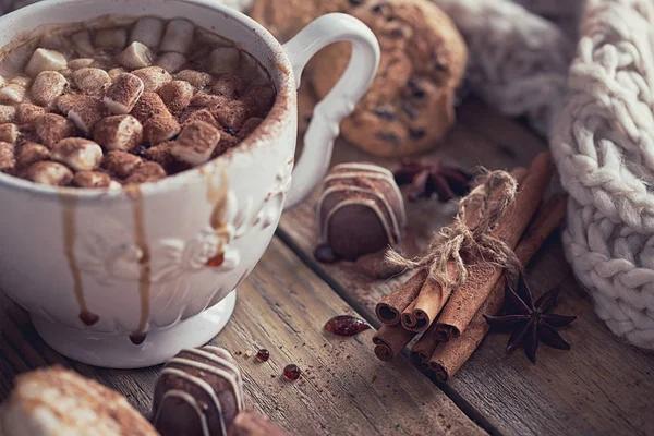 Kerstmis of Nieuwjaar samenstelling met warme chocolade of cacao een — Stockfoto