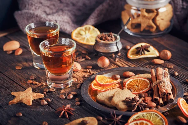 Viski ya da likör, tanımlama bilgileri, baharat ve süslemeleri üzerinde ahşap ba