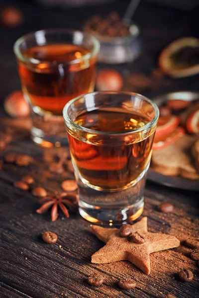 Whiskey of likeur, cookies, specerijen en decoratie op houten ba — Stockfoto