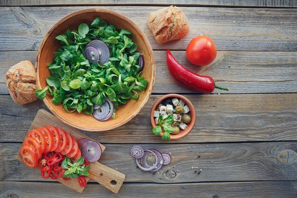 Ingrédients pour salade de légumes sur fond de bois . — Photo