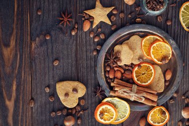 Ev yapımı gingerbread çerezleri, baharat ve dekorasyon