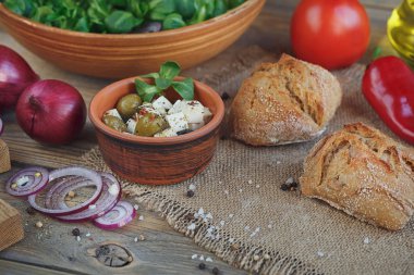 Ahşap arka plan üzerinde sebze salatası için malzemeler.