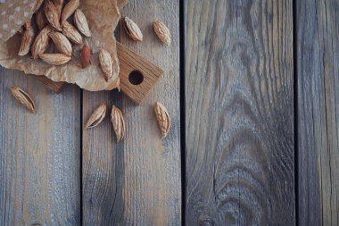 Badem fındık rustik ahşap arka plan üzerinde