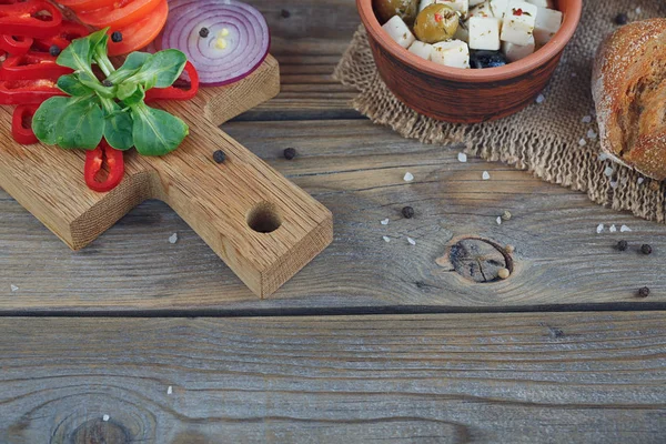 Ingredients for vegetables salad on a wooden background. — Stock Photo, Image