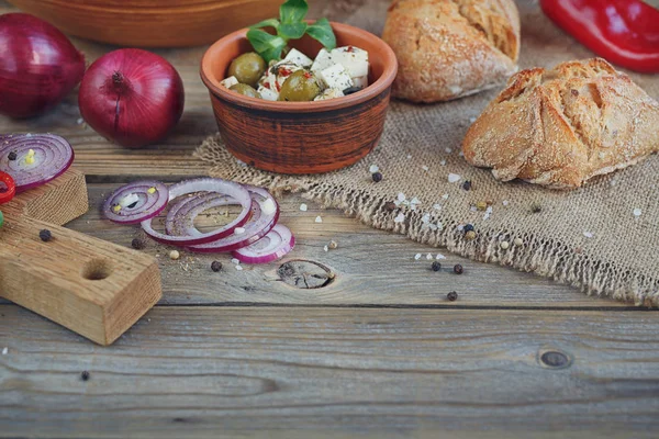 Ингредиенты для салата из овощей на деревянном фоне . — стоковое фото