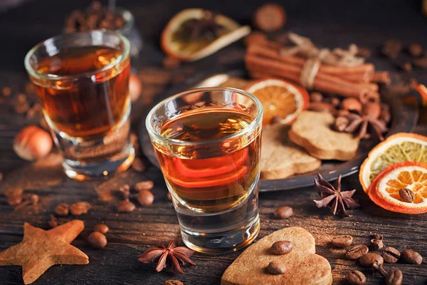 Whiskey of likeur, cookies, specerijen en decoratie op houten ba — Stockfoto
