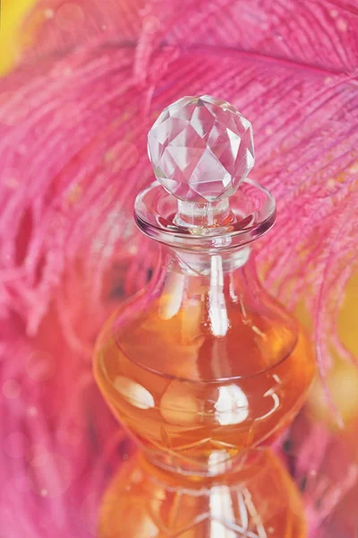 Bello sfondo con piuma viola e bottiglia di profumato — Foto Stock