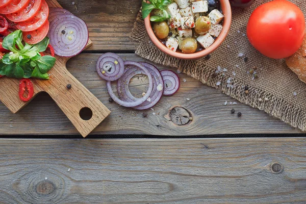 Ingrédients pour salade de légumes sur fond de bois . — Photo