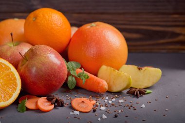 Taze havuç, elma, kabak, portakal, greyfurt karanlık tablo. 