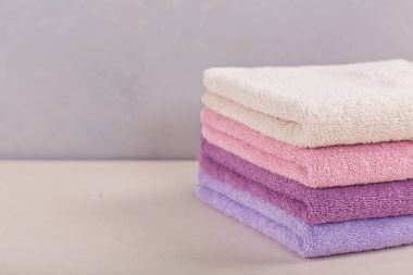 Açık renkli renkli banyo Havlu yığını. 