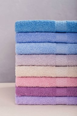 Açık renkli renkli banyo Havlu yığını. 