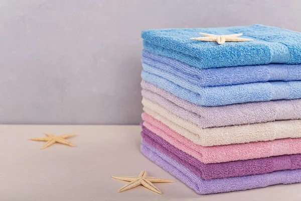 Montón de toallas de baño de colores sobre fondo claro . — Foto de Stock