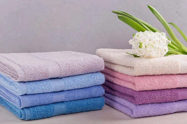 İki renkli banyo havlusu ile sümbül yığınları ışık çiçek