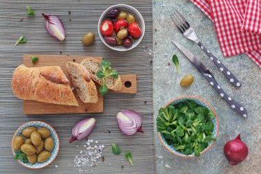 Yeşil ve Siyah Zeytin, taze tahıllı ekmek, Mısır sal