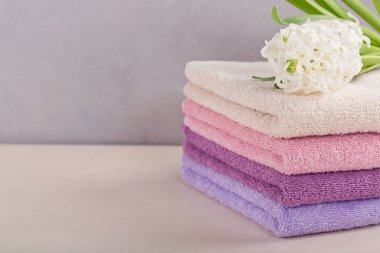 Renkli banyo havlusu ile sümbül çiçek ışık geri yığını