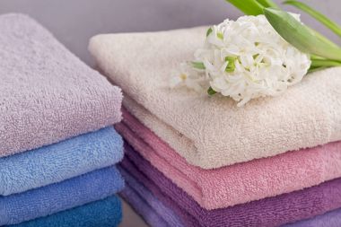 İki renkli banyo havlusu ile sümbül yığınları ışık çiçek