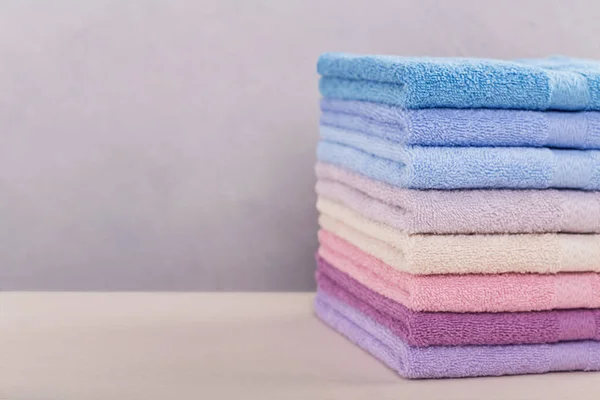 Açık renkli renkli banyo Havlu yığını. 