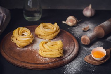 Ham ev yapımı makarna un ve baharatlar rustik adam tarih ile