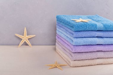 Açık renkli renkli banyo Havlu yığını. 