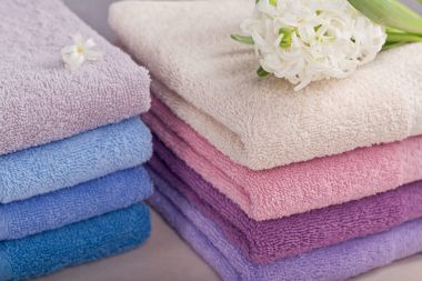 İki renkli banyo havlusu ile sümbül yığınları ışık çiçek