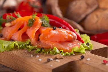 Dereotu, biber, domates ve br somon füme dilimleri