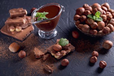 Ev yapımı fındık yayılan veya sıcak çikolata fıstıklı cam kapta