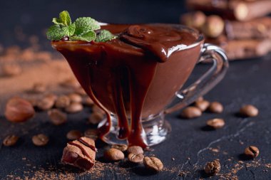 Ev yapımı fındık yayılan veya sıcak çikolata fıstıklı cam kapta