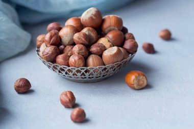 Açık mavi renkli fındık. 