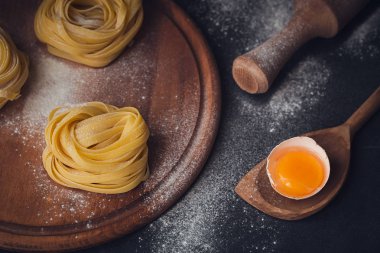 Ham ev yapımı makarna un ve baharatlar rustik adam tarih ile