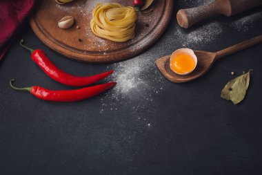Ham ev yapımı makarna un ve baharatlar rustik adam tarih ile