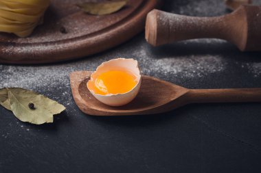 Ham ev yapımı makarna un ve baharatlar rustik adam tarih ile