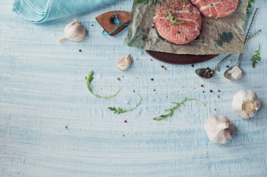 Organik çiğ kıyma domuz pastırması şeritler sarılır.