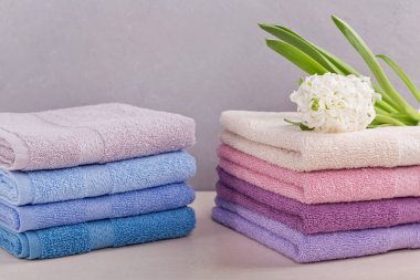 İki renkli banyo havlusu ile sümbül yığınları ışık çiçek