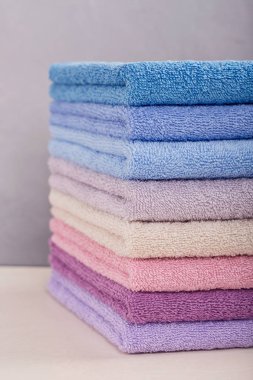 Açık renkli renkli banyo Havlu yığını. 