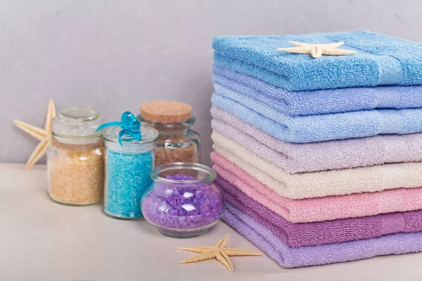 Montón de toallas de baño de colores sobre fondo claro . — Foto de Stock
